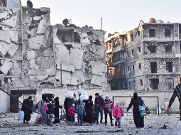 Sīriešu civiliedzīvotāji dodas prom no savām dzīvesvietām Alepo austrumu rajonā Bab al-Hadid, kuru līdz šim konotrolēja nemiernieki, bet 7. decembrī pārņēma valsts armija.