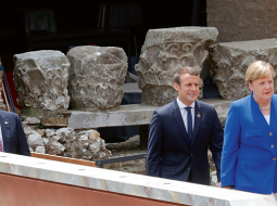 Lai arī Vācijas kanclere Angela Merkele (no labās) un Francijas prezidents Emanuēls Makrons visiem spēkiem centās pārliecināt ASV prezidentu Donaldu Trampu neatteikties no dalības Parīzes klimata līgumā, viņš tomēr spītīgi palika pie sava.