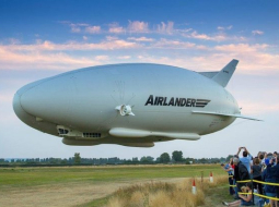 ''Airlander'' izmēģinājuma lidojumā. Foto: LETA-EPA