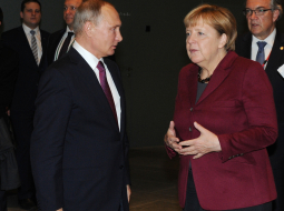 Krievijas prezidents Vladimirs Putins un Vācijas kanclere Angela Merkele. Foto: Mikhail Klimentyev, TT NYHETSBYRAN/ LETA