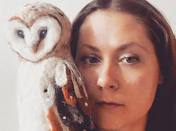 Nellija Ziepniece ar savu jaunāko veikumu — lielu vilnas pūci, kas ceļos uz Tunisiju, kur kāda dāma iekārto māju.