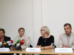 Latvijas Ģimenes ārstu asociācijas vadītāja Sarmīte Veide (no kreisās), advokāte Solvita Olsena un ģimenes ārste Ilona Timčenko piedalās preses konferencē.