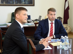 Krievijas transporta ministrs Maksims Sokolovs (no kreisās) un Starpvaldību komisijas līdzpriekšsēdētājs, Latvijas satiksmes ministrs Uldis Augulis. Viņiem priekšā tikai krievu valodā rakstītas vārdu kartes.