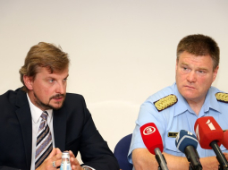 Kurzemes reģiona pārvaldes Liepājas iecirkņa Kriminālpolicijas nodaļas priekšnieks Uģis Āva (no kreisās) un Valsts policijas priekšnieks Ints Ķuzis piedalās preses brīfingā par Ivana Berladina lietas izmeklēšanas gaitu.