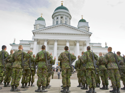 Jauniesauktie karavīri nodod zvērestu Helsinku centrā.