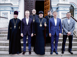 Ap Lieldienām sociālajos tīklos plaši izplatījās Saskaņas līderu bilde, kurā Rīgas mērs Nils Ušakovs un Daugavpils mēra kandidāts Andrejs Elksniņš ar pareizticīgo baznīctēviem pozē pie katedrāles Daugavpilī. Centrā — Daugavpils un Rēzeknes bīskaps Aleksandrs.