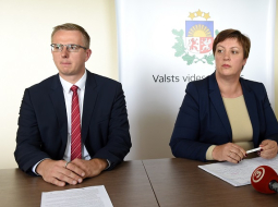 SIA "Clean R" valdes loceklis Guntars Levics un Valsts vides dienesta (VVD) ģenerāldirektore Inga Koļegova piedalās preses konferencē. Foto: Ieva Čīka, LETA