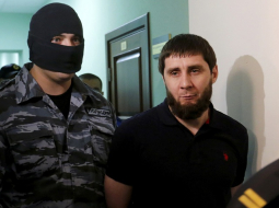 Par Borisa Ņemcova slepkavību notiesātie Anzors Gubaševs (no kreisās) un Zaurs Dadajevs sprieduma noklausīšanās laikā. Foto: Reuters/LETA