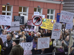 Piketētāji pie Saeimas. Foto: Patrīcija Eglīte, LETA