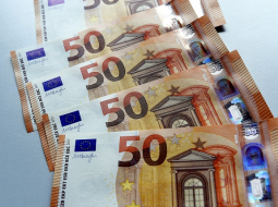 Jaunās Eiropas sērijas 50 eiro banknotes, ko plānots laist apgrozībā 2017.gada pavasarī.