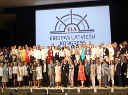 Pirmā Eiropas Latviešu kongresa atklāšanas dalībnieku kopbilde Latvijas Nacionālās bibliotēkas Ziedoņa zālē.