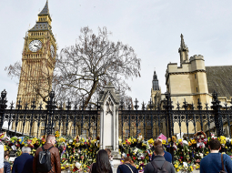 Londonā 22. martā noticis terorakts — 52 gadus vecais Halids Masuds uz parlamentam līdzās esošā Vestminsteras tilta ar automašīnu ietriecies gājējos, divus nogalinot un desmitiem ievainojot. Vēlāk slimnīcā mira vēl viens no ievainotajiem. Pēc ietriekšanās cilvēkos uzbrucējs pie parlamenta ēkas nodūra policistu, bet pēc tam pats tika nošauts.