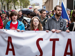 Lielā pretkorupcijas marša organizētāji vidusskolēni Karolīna Farska (centrā) un Dāvids Straka (otrais no labās) protesta akcijā 18. aprīlī Bratislavā.