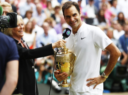 Rodžers Federers pēc uzvaras Vimbldonā. Foto: AFP/LETA