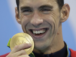 Maikls Felpss ar zelta medaļu. Foto: AP/LETA