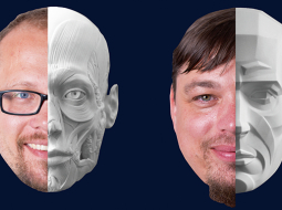 Sandis Kondrāts (pa kreisi) un Uldis Zariņš ar anatomiskiem galvas modeļiem.