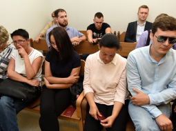 "Gan Bei" krāpšanas lietā apsūdzētie (pirmajā rindā) tiesas zālē. Foto: Ieva Čīka, LETA