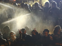 Protestētāji un policija Hamburgā G20 samita laikā. Foto: Reuters/LETA