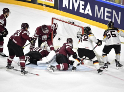 Latvija un Vācija izšķirīgajā spēlē cīnījās ļoti sīvi. Foto: EPA-LETA