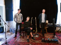 No kreisās: Krišjānis Bremšs (bungas), Miķelis Putniņš  (vokāls, ģitāra) un Kristians Priekulis (basģitāra).