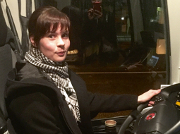 Kad igauņu policija pieķēra iereibušu latviešu šoferi vadot autobusu, to stūrēt pieteicās igauniete Trīna Kibura, kurai ir D kategorija. Foto — aculieciniece un pasažiere, lietuviete Migle Naela