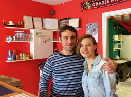 Ilze Liguori ar vīru Marko savā picērijā Neapole Madonā.