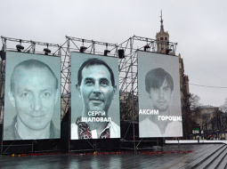 Kijevas Maidana laukumā lielos ekrānos mainās tā dēvētā «debesu simtnieka» portreti — šie cilvēki gāja bojā protestu laikā 2013. gada decembrī un 2014. gada sākumā.