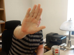 Tiesu izpildītājs Ainārs Šusts fotografēties atsakās un draud izsaukt policiju.