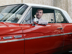 Jāņa lielākais lepnums — spīdīgs, spilgti sarkans 1963. gada amerikāņu Buick