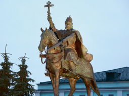 Krievijā atklāts pirmais piemineklis caram Ivanam Bargajam — 16. gadsimta tirānam. Cara reabilitāciju lobēja Krievijas amatpersonas, arī kultūras ministrs Vladimirs Medinskis, kurš paudis, ka Ivana Bargā despotiskā valdīšana esot mīts un viņa vārdu nomelnojuši Rietumu ceļotāji, kas savos sacerējumos caru apmelojuši.