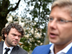 Rīgas domes Satiksmes departamenta direktora pienākumu izpildītājs Emīls Jakrins (no kreisās), priekšplānā Rīgas mērs Nils Ušakovs. Foto: Edijs Pālens, LETA