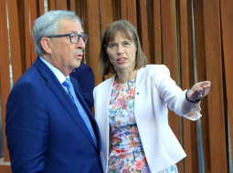EK prezidents Žans Klods Junkers un Igaunijas prezidente Kersti Kaljulaide. Foto: AFP/LETA