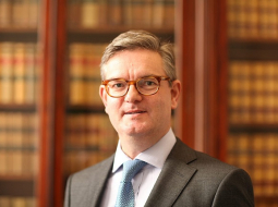 Žans Klods Junkers otrdien izvirzījis britu diplomātu Džūljenu Kingu (attēlā) Drošības savienības komisāra amatam.