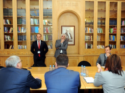 Komisijas sēdē ''Delnas'' direktors Jānis Volberts (no labās), KNAB sabiedriskās konsultatīvās padomes priekšsēdētājs Aivars Borovkovs, Mārtiņš Krieviņš, ģenerālprokurors Ēriks Kalnmeiers, SAB vadītājs Jānis Maizītis. Foto: Edijs Pālens, LETA