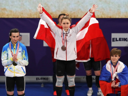Rebeka Koha ar zelta medaļu pasaules junioru čempionātā svarcelšanā. Foto: EPA/LETA