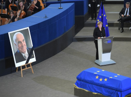Angela Merkele teic atvadu runu Helmuta Kola izvadīšanas ceremonijā. Foto: AFP/LETA