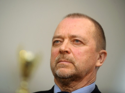 2009.gads. Krievijas vēstnieks Latvijā Aleksandrs Vešņakovs (no labās) sveic Vasiliju Kononovu pasākumā sanatorijā "Dzintarkrasts" jeb "Jantarnij bereg" par godu 64.gadadienai kopš uzvaras Otrajā pasaules karā.