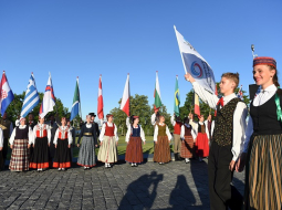 Sieviešu kora "Balta" diriģente Māra Marnauza (no kreisās) ar saņemto balvu 3.Eiropas koru olimpiādes un "Nāciju Grand Prix Rīga 2017" apbalvošanas ceremonijā "Arēnā Rīga".