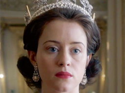 Klēra Foija karalienes Elizabetes II lomā seriālā Kronis.