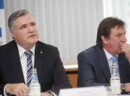 Ministru prezidents Māris Kučinskis (no labās) un Pašvaldību savienības vadītājs Andris Jaunsleinis. Foto: Ieva Lūka, LETA