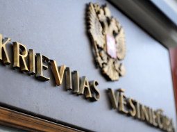 Plāksne pie Krievijas vēstniecības ieejas. Foto: Ieva Lūka, LETA.