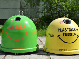Atkritumu šķirošanas konteineri. Foto: Elvis Dāgs Vīgants, LETA.