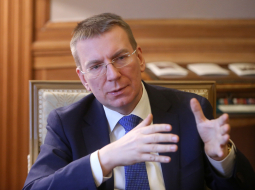 Ārlietu ministrs Edgars Rinkēvičs (V). Foto: Evija Trifanova, LETA.
