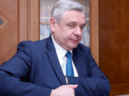 Izglītības ministrs Kārlis Šadurskis: «Ja man pēc tā ir jādemisionē — nu, negribas. Gribas vēl kaut ko labu izdarīt.»