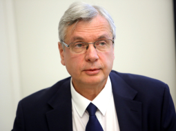 Izglītības un zinātnes ministrs Kārlis Šadurskis (V). Foto: Sintija Zandersone, LETA.