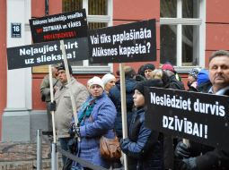 Alūksnes novada iedzīvotāju pikets pie Saeimas. Foto: Zane Bitere, LETA