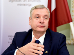 Izglītības un zinātnes ministrs Kārlis Šadurskis (V). Foto: Zane Bitere, LETA.