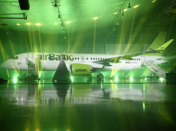 Skats no nacionālās lidsabiedrības "airBaltic" jaunā aviolainera "Bombardier" CS300 prezentācijas pasākuma. Foto: Ieva Makare, LETA