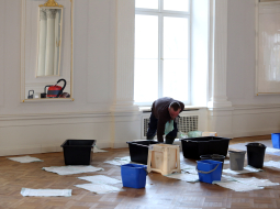 Ūdens noplūde rekonstruētās Rīgas pils bēniņos. Foto: Edijs Pālens, LETA.