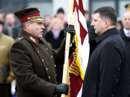 NBS komandieris, ģenerālmajors Leonīds Kalniņš un Valsts prezidents Raimonds Vējonis. Foto: Ieva Makare, LETA.